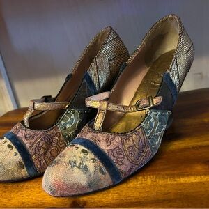 Kenzie heals. Size 9. Wedge.